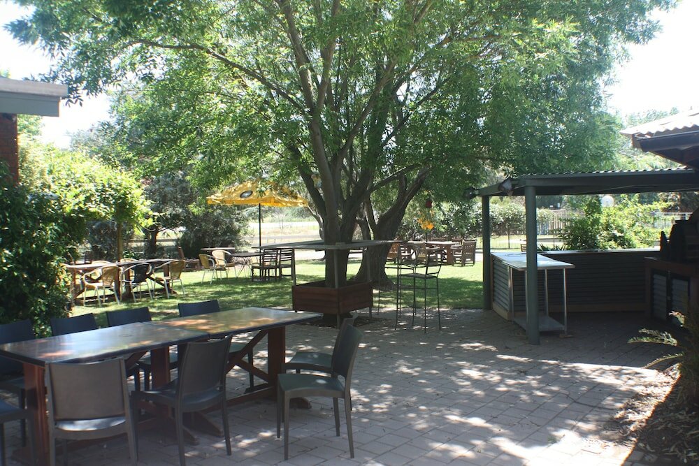 Фото Merrijig Motor Inn Resort