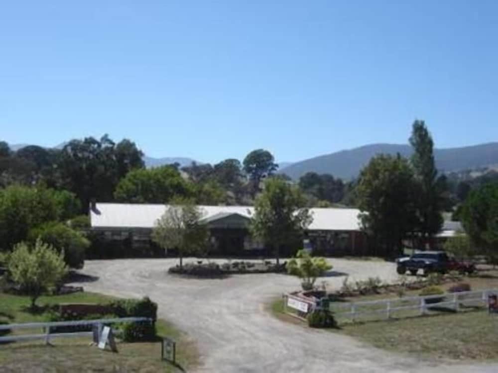 Фото Merrijig Motor Inn Resort