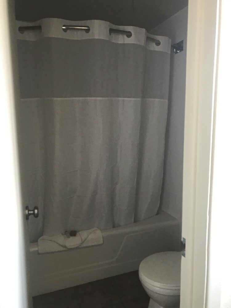 Фото Days Inn and Suites by Wyndham Downtown Missoula-University