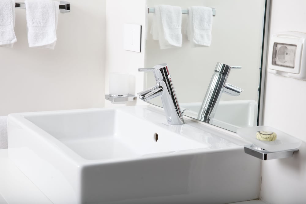 Фото 1866 Court & Suites