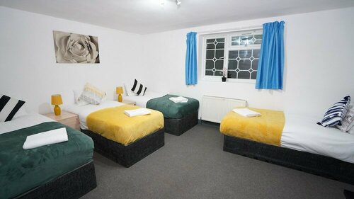 Гостиница 4Bed Spacious House Free Parking в Слау