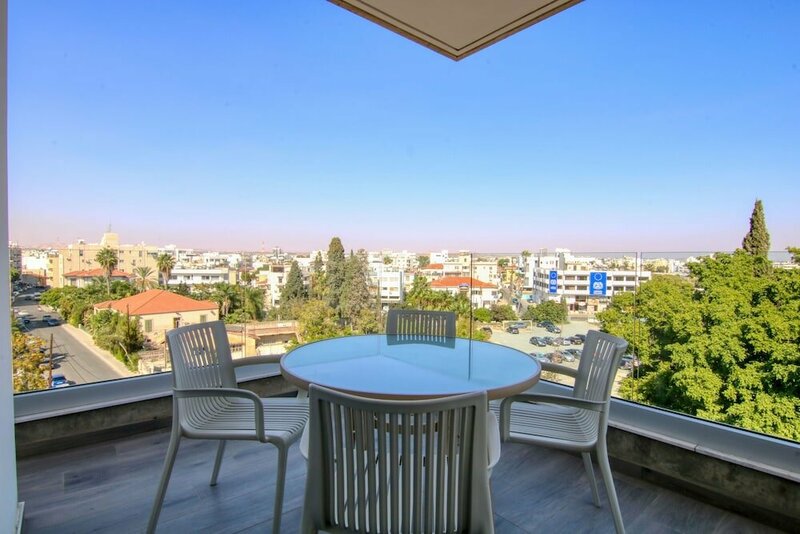 Гостиница Phaedrus Living Coral Suites Aquatic в Ларнаке