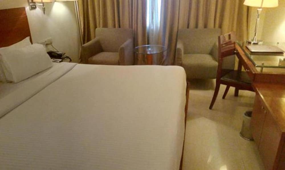 Фото Fabhotel Prime Hampshire Plaza