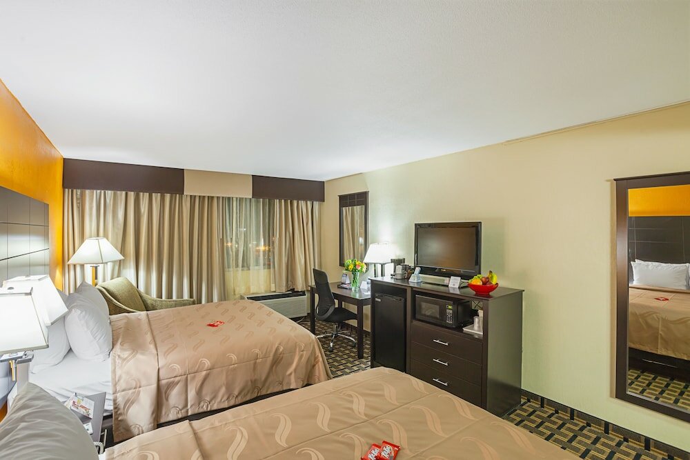 Фото Quality Inn & Suites Cincinnati Downtown