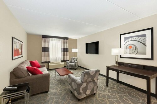 Гостиница Ramada by Wyndham Des Moines Airport в Де-Мойн