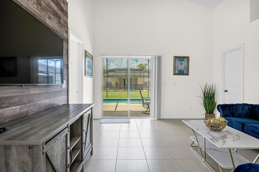 Фото Glamorous House in Disney Area Heated Private Pool