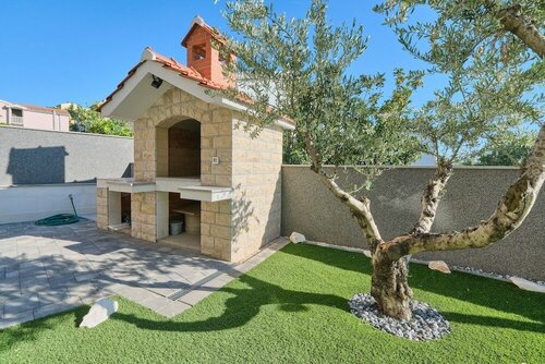 Гостиница M&m Holiday House with a Pool
