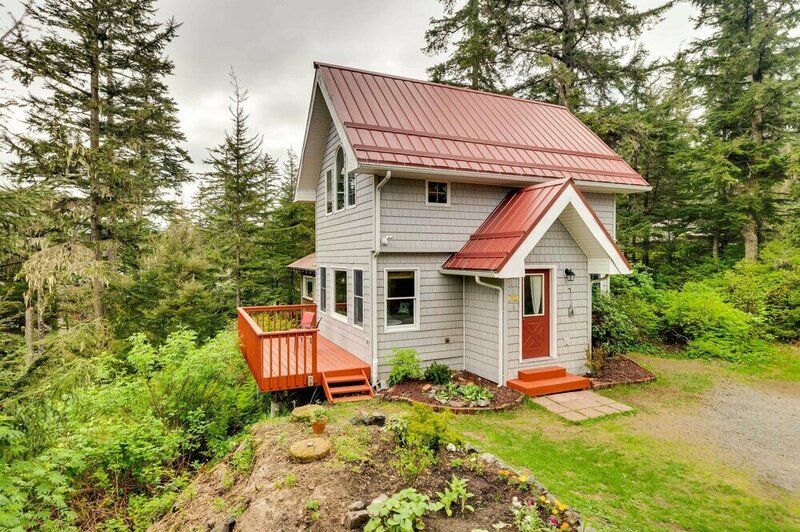 Гостиница Juneau Vacation Home: Stunning View + Beach Access