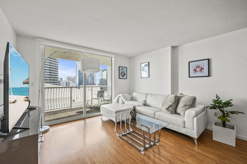 Фото Amazing High Rise at Brickell with pool