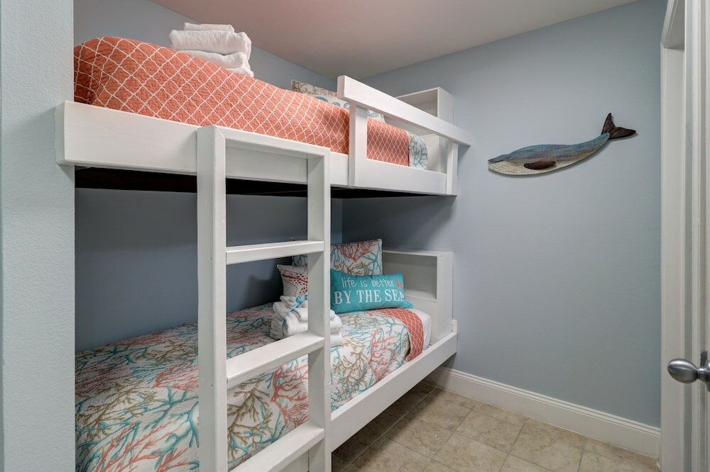 Фото Laketown Wharf 1814 - Enchantment Under The Sea