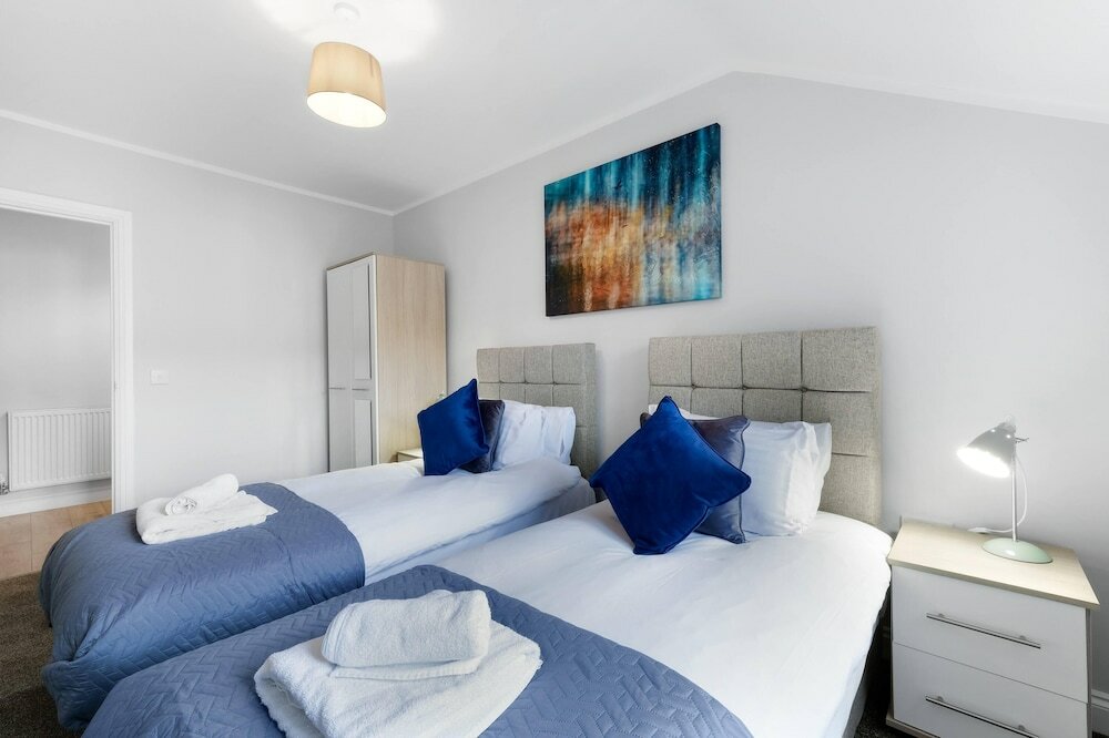 Фото 2 Bdrm Penthouse with parking Wycombe