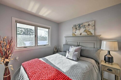 Гостиница Quiet Commack Cottage w Pool, 8 Mi to Beach! в Коммаке