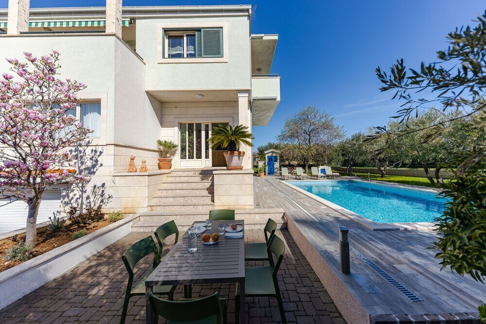 Фото The Olive Poolhouse