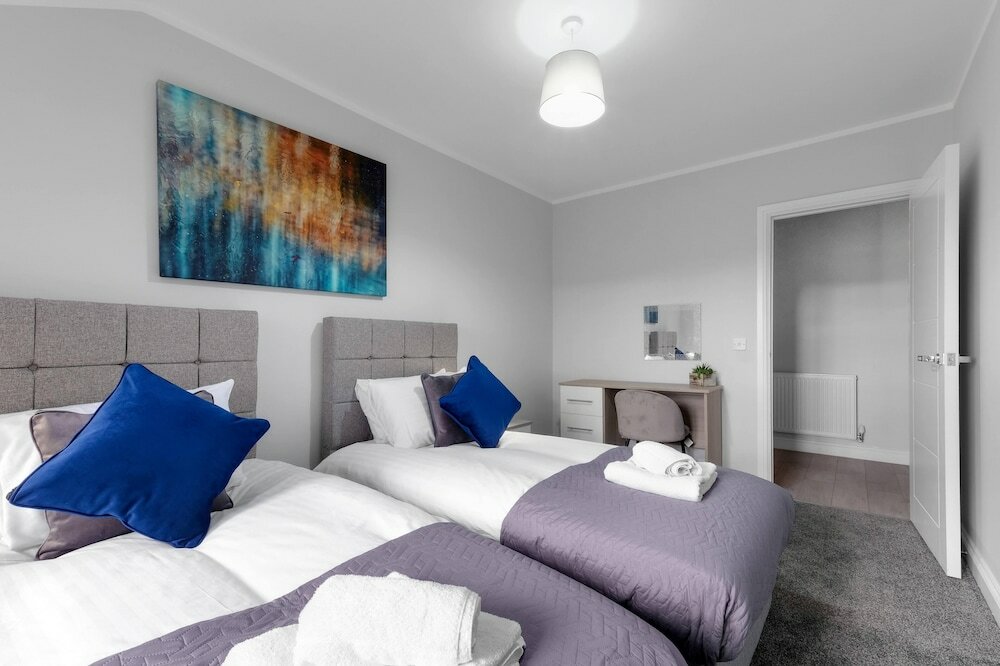 Фото 2 Bdrm Penthouse with parking Wycombe