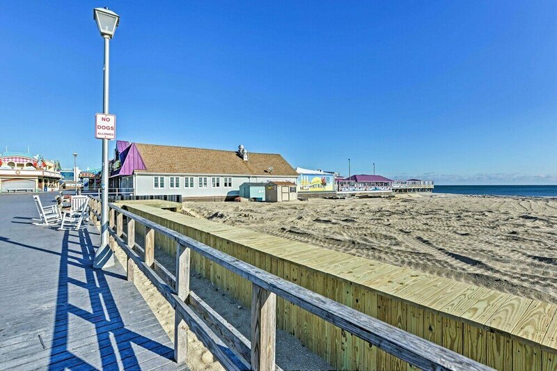 Гостиница Charming Cottage - Steps to Point Pleasant Beach!