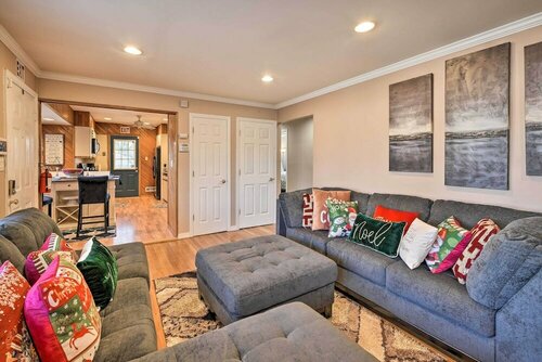 Гостиница Quiet Commack Cottage w Pool, 8 Mi to Beach! в Коммаке