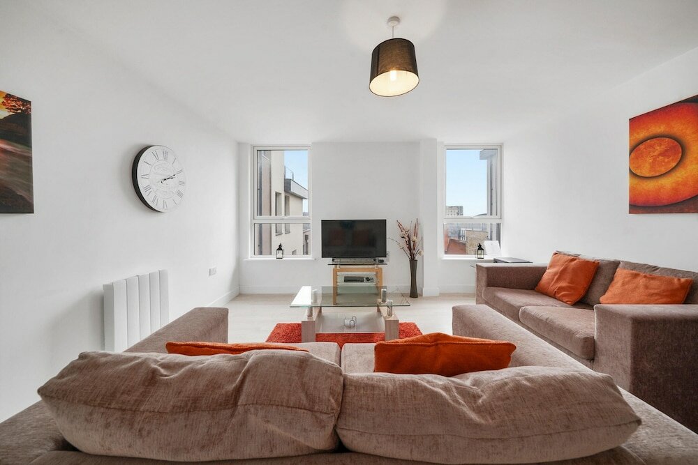 Фото 2 Bdrm Penthouse with parking Wycombe