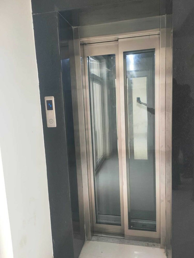 Фото IROOMZ Ekasila Suites