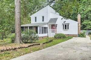 Гостиница Cozy Cary Abode ~ 10 Mi to Downtown Raleigh! в Роли