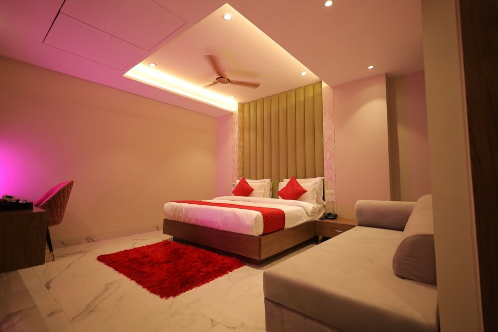 Фото Hotel Taj Crown Plaza