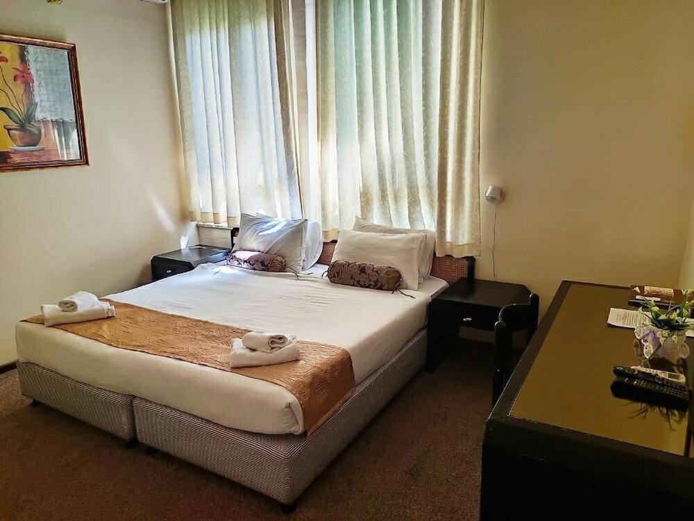 Фото The Colony Hotel