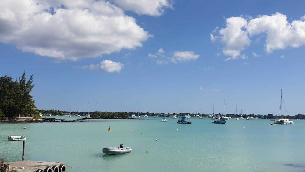 Фото Sunset Boulevard Beachfront Apartment