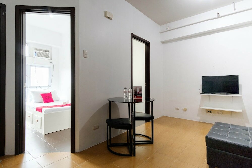 Фото Reddoorz Plus @ Pioneer Woodlands Mandaluyong