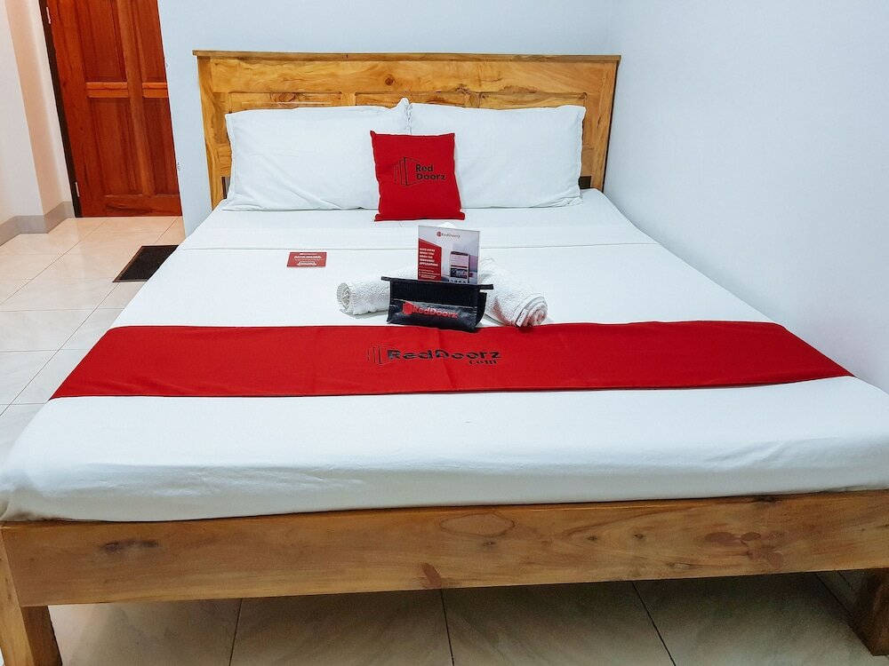 Фото RedDoorz near Ramiro Community Hospital