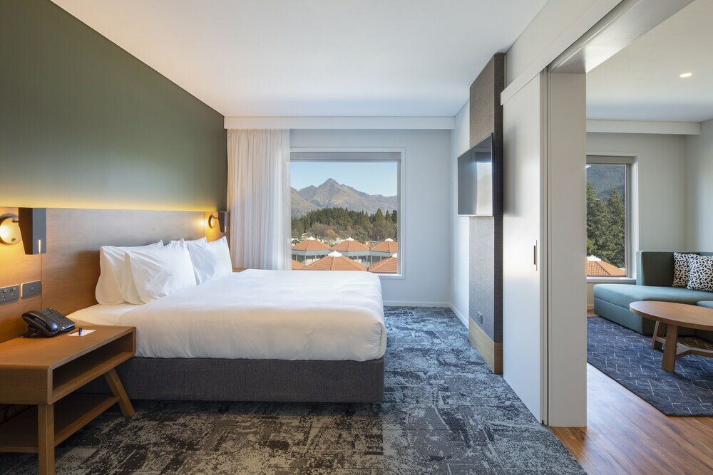 Фото Holiday Inn Express & Suites Queenstown, an Ihg Hotel