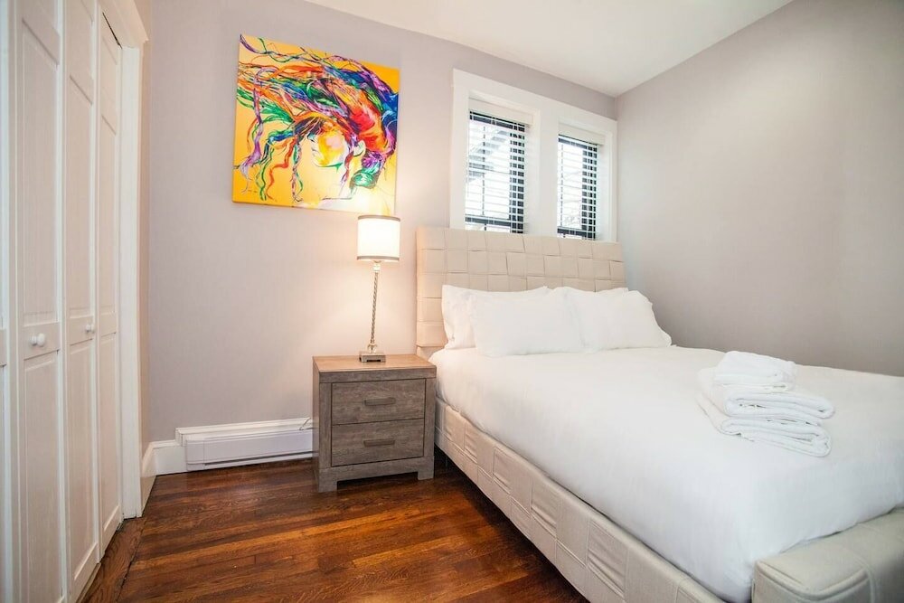 Фото Boston Back Bay Brand New Condo Sleeps 8