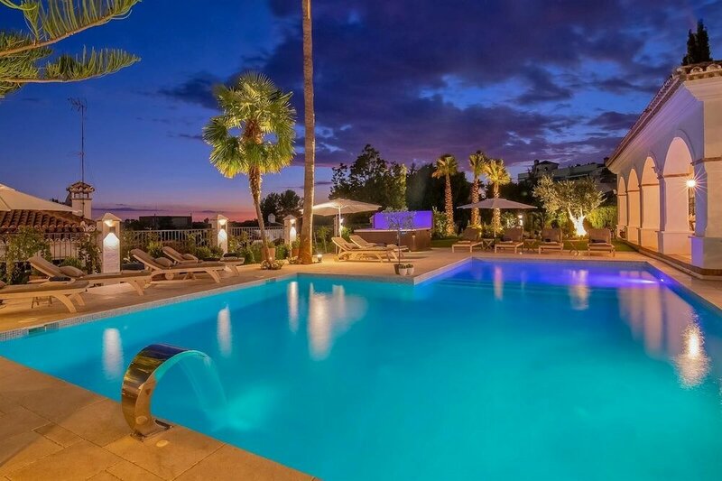 Гостиница Super Villa Near Beach with Heated Pool