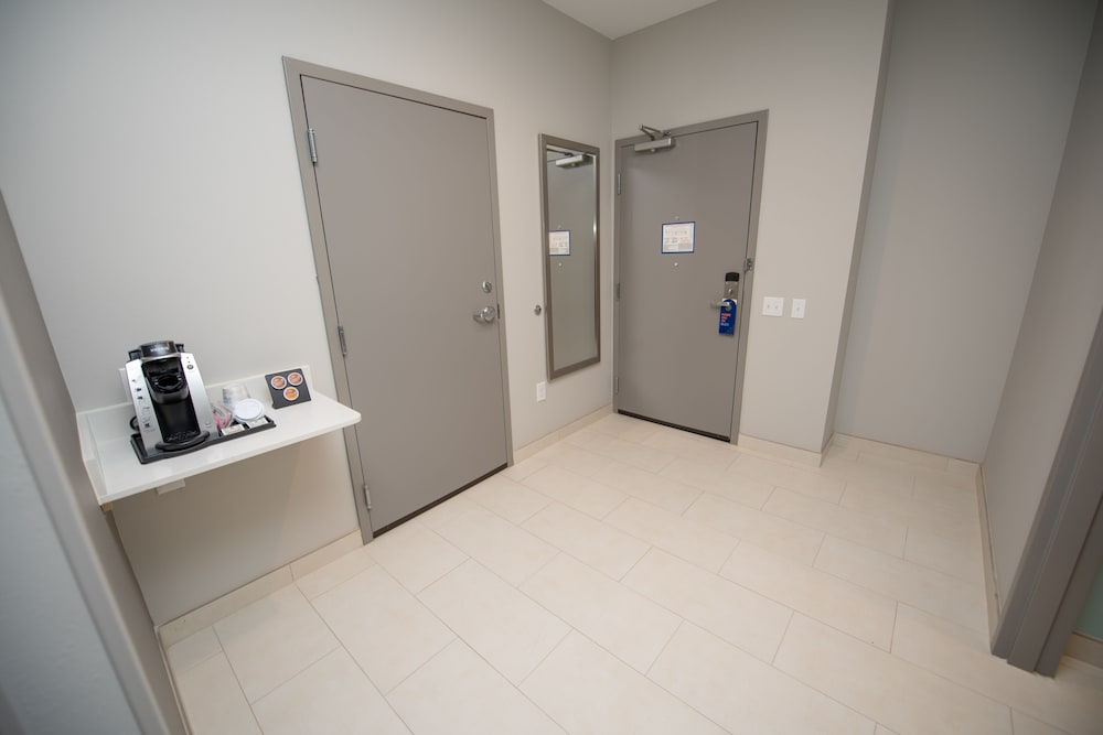 Фото Holiday Inn Express & Suites Lake Charles South Casino Area, an Ihg Hotel