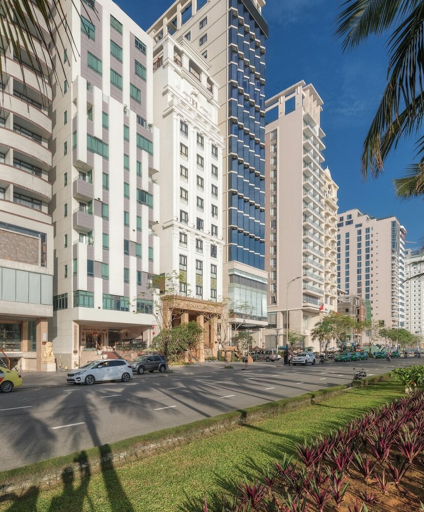 Фото Monarque Hotel