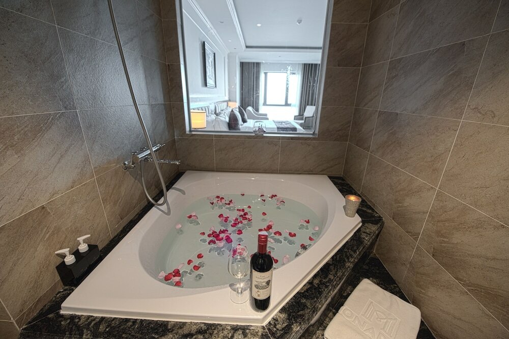 Фото Monarque Hotel