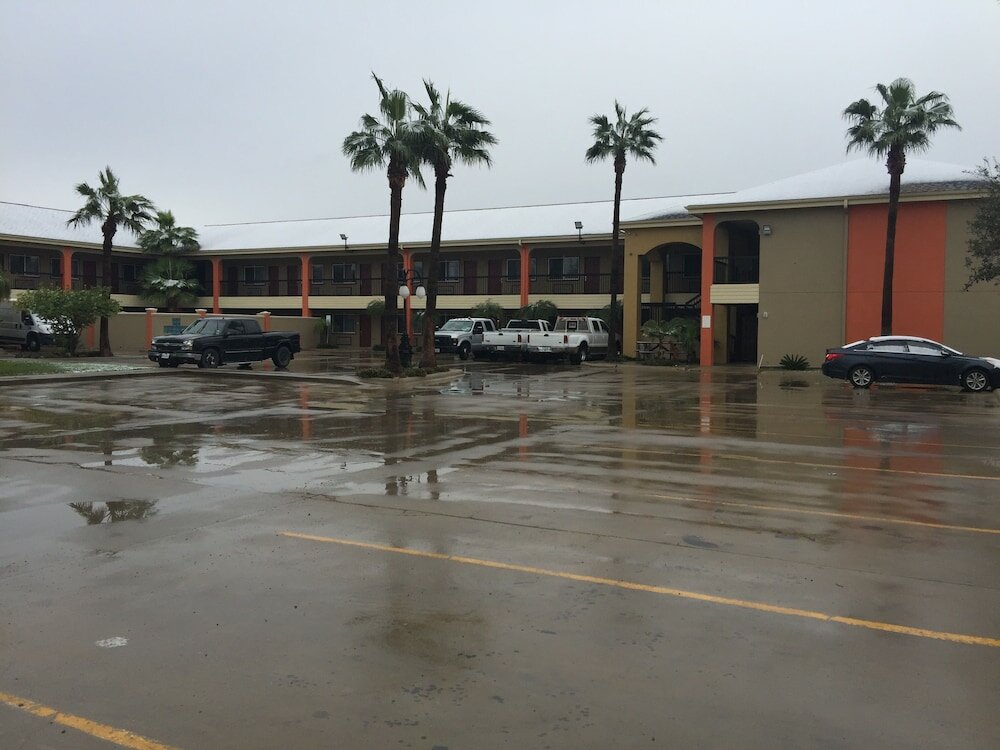 Фото Texas Inn and Suites City Center at University Dr