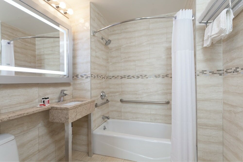 Фото Days Inn by Wyndham Brooklyn Crown Heights