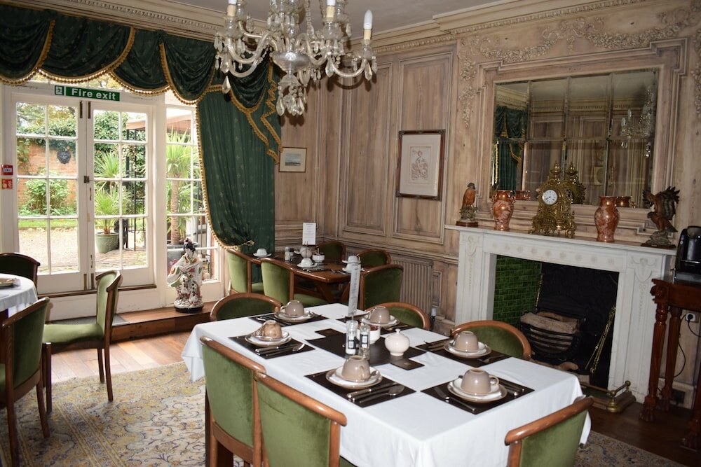 Фото Harmondsworth Hall Guest House Heathrow