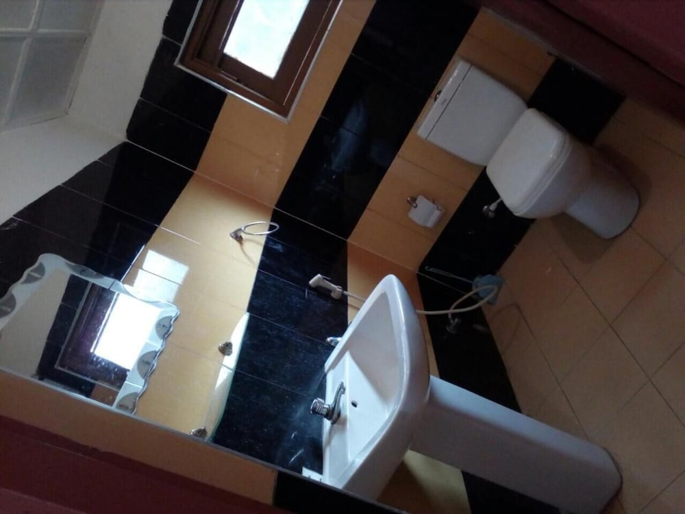 Фото Lizzie Villa Guest House