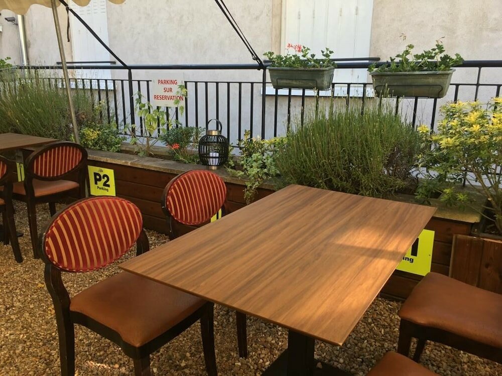 Фото Hôtel-Restaurant Le Monarque