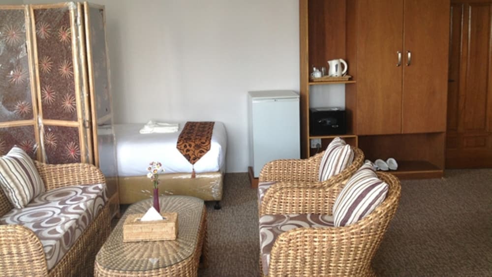 Фото Holiday Hotel Yangon