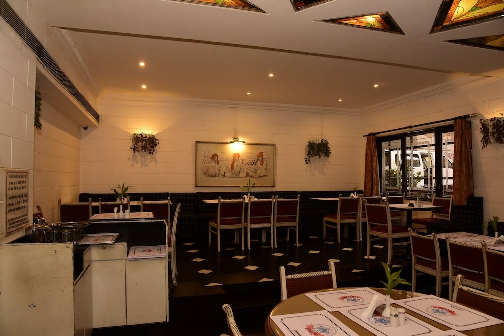 Фото Hotel Atithi