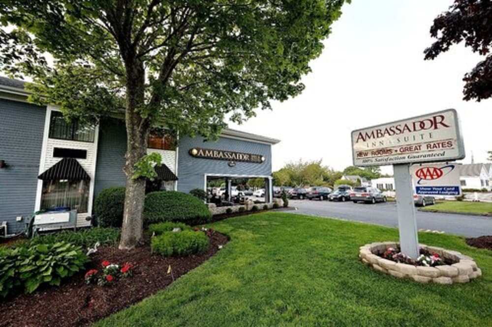 Фото Ambassador Inn & Suites