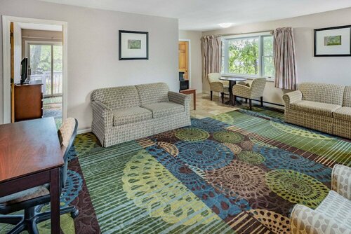 Внешний вид отеля Travelodge by Wyndham Great Barrington Berkshires в Грейт-Баррингтоне, фото 4