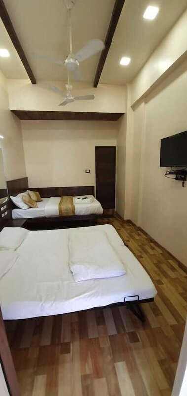 Гостиница Hotel Manhar Residency - Hostel в Мумбаи