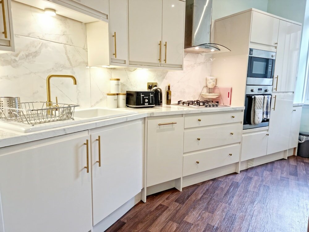 Фото Vibrant Spacious Apartment In West End