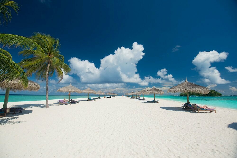 Райский пляж с белым песочком в курортном отеле Велиганду