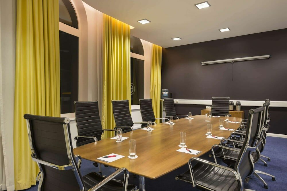 Фото Ramada by Wyndham Belfast City Centre