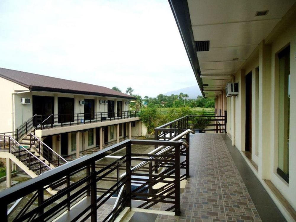 Фото Quezon Premier Hotel Lucena