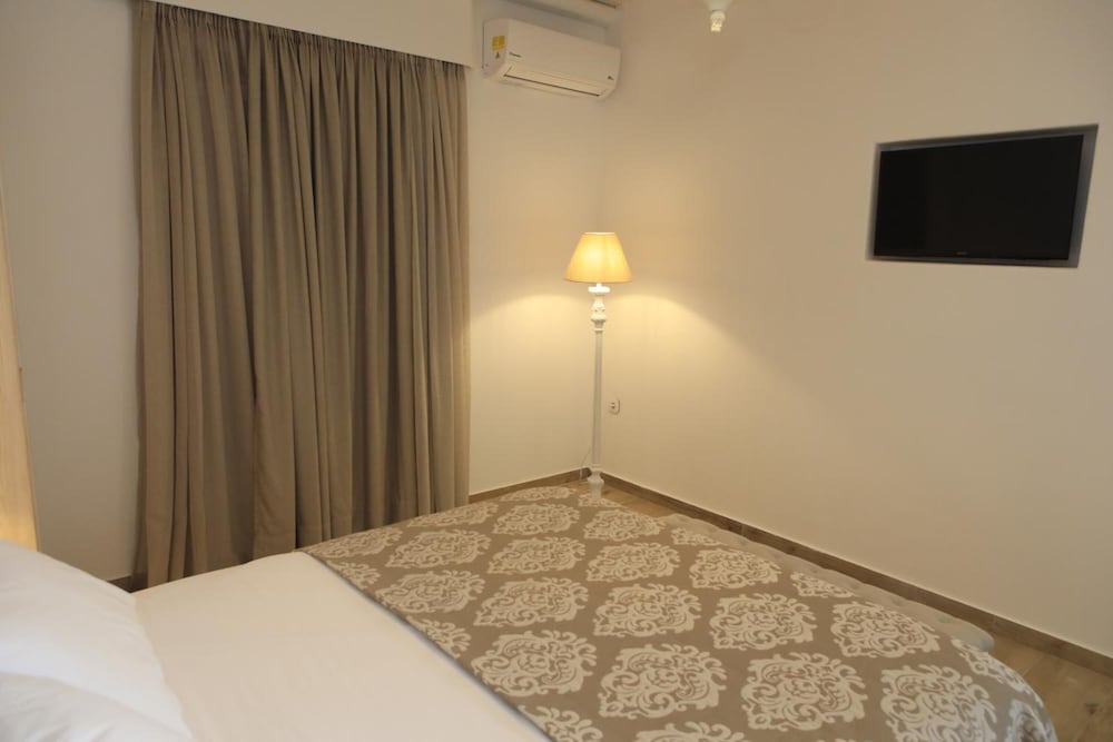 Фото Theasis Luxury Suites