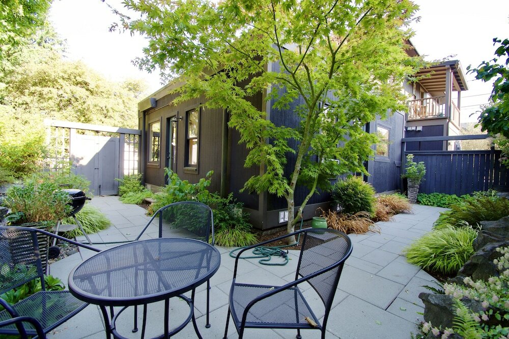 Фото Phinney Ridge Flat Backyard Oasis
